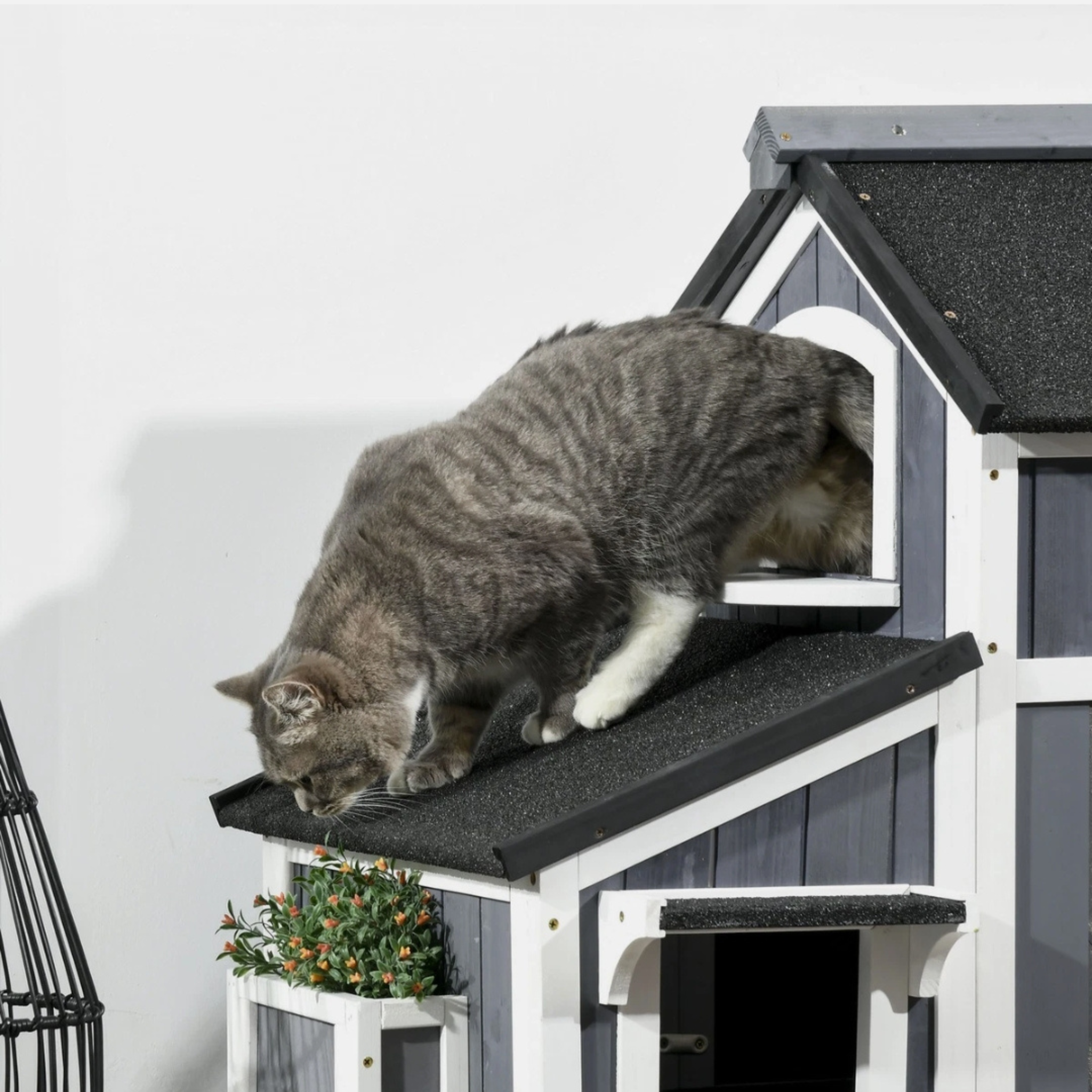 Outdoor Wooden Cat House with Weather-Resistant Roof & Garden Planter